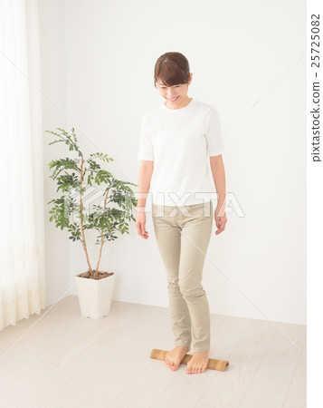 一個女人踩著竹子笑著 一個女人踩著竹子笑著 25725082