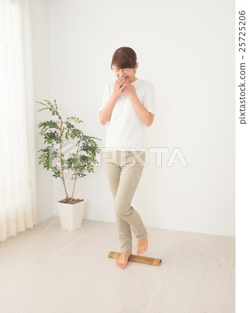 A woman with a pain in stepping on a bamboo 25725206
