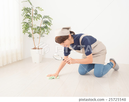 檢查在地板上的一個少婦土與寸鏡 25725548