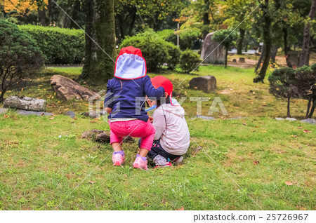 孩子們在課外課外玩耍 孩子們在課外課外玩耍 25726967