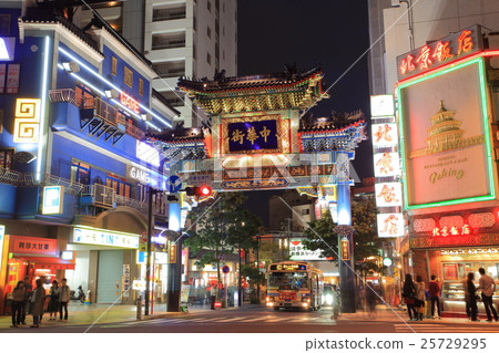 Night view of Chaoyang gate (Yokohama Chinatown) 25729295