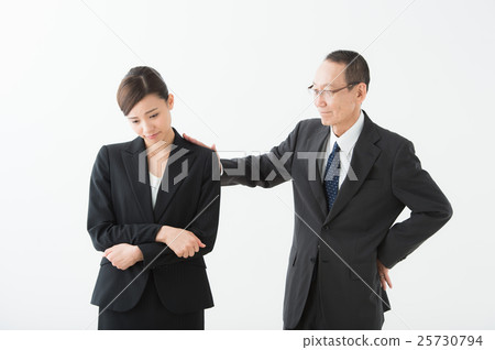 穿西裝的男人和女人 25730794