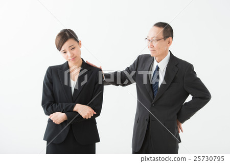 穿西裝的男人和女人 25730795