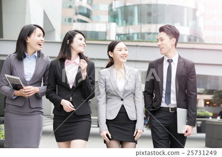 businesspeople talk in office 25731249