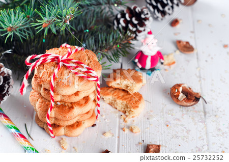 Homemade Christmas cookie with decoration 25732252