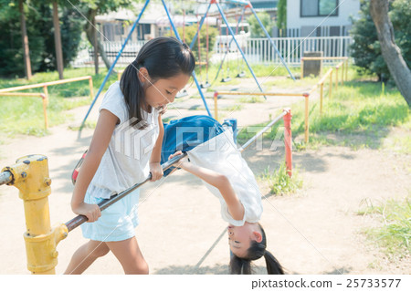 younger, back hip circle, girl 25733577