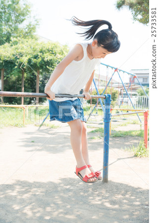 younger, exercising bar, horizontal bar 25733581