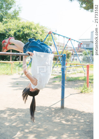 younger, back hip circle, girl 25733582