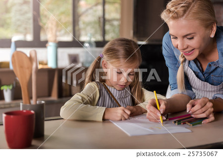 Smiling beautiful woman drawing with her daughter 25735067