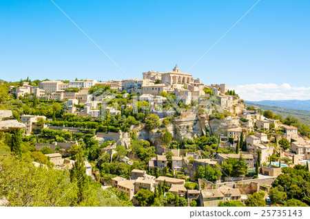 View on Gordes, a small typical town in Provence 25735143