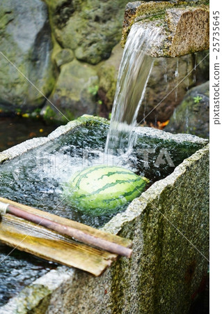 Summer Material · Kakita River Pulls the spring water falling on the stone's dirt mark Watermelon dancing in the water · Vertical position 25735645
