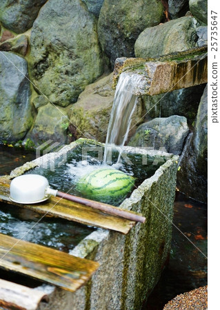 Summer Material · Kakita River Pulls the spring water falling on the stone's dirt mark Watermelon dancing in the water · Vertical position 25735647