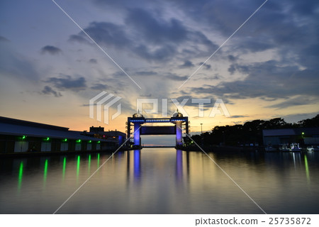 Giga, Numazu Port Large projected sluice gate, night view 25735872