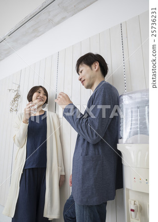 一對夫婦在喝礦泉水時說話 一對夫婦在喝礦泉水時說話 25736231