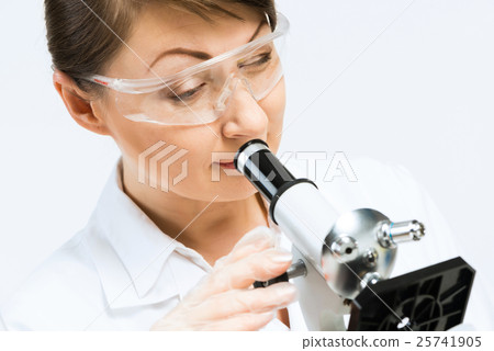 Woman working in lab Woman working in lab 25741905
