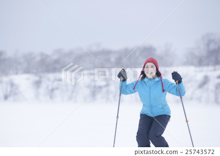 採取雪靴的婦女 25743572