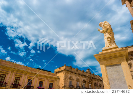 Piazza Duomo and Cathedral in Syracuse. 25744682