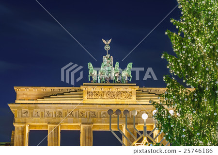 Brandenburg gate and christmas tree Brandenburg gate and christmas tree 25746186