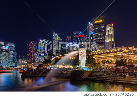 小遊艇船塢海灣,新加坡和Merlion夜視圖 小遊艇船塢海灣,新加坡和Merlion夜視圖 25746250