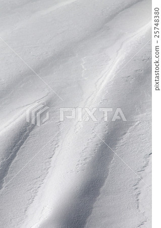 在雪表面垂直的雪板軌道 在雪表面垂直的雪板軌道 25748380