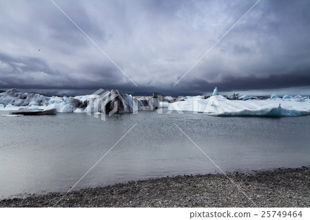 Cloudy glacier edge in Iceland Cloudy glacier edge in Iceland 25749464