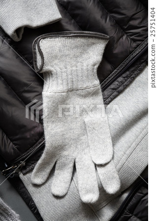 Knitted woollen grey gloves Knitted woollen grey gloves 25751404
