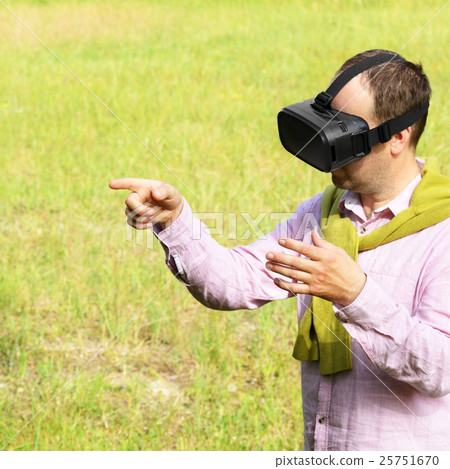 Man wearing virtual reality goggles 25751670