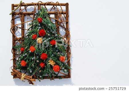 Strawberry Field's Christmas Tree Strawberry Field's Christmas Tree 25751729
