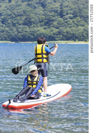 Parents playing marine sports 25752088