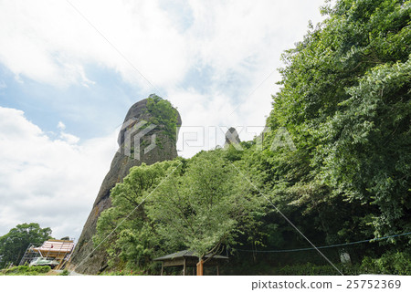 Huge immovable rock power spot that did not collapse even in the Kumamoto earthquake Paleozoic era more than 500 million years ago that could not even be shaped like the Japanese archipelago 25752369