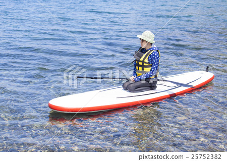 A woman who makes marine sports � € § A woman who makes marine sports � € § 25752382