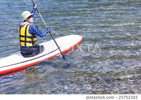 A woman who makes marine sports � € § 25752383