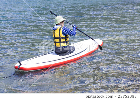 A woman who makes marine sports � € § A woman who makes marine sports � € § 25752385