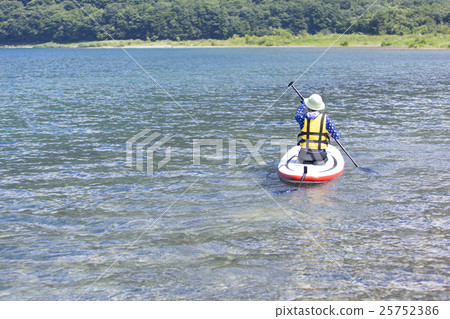 A woman who makes marine sports � € § 25752386