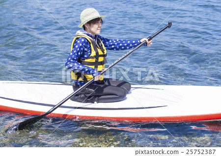 A woman who makes marine sports � € § A woman who makes marine sports � € § 25752387