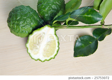 Bergamot fruit with leaf on wooden board 25753072
