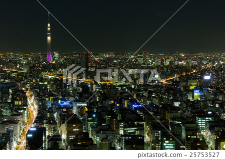 東京天空樹夜視圖和街市街道 25753527