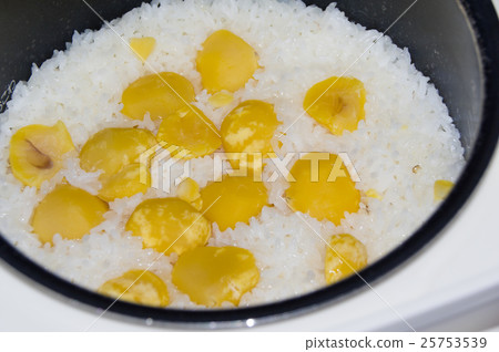 煮熟的栗子飯 25753539