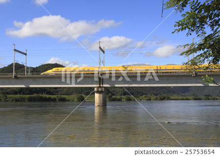 Dr. Yellow crossing the Yoshii River Dr. Yellow crossing the Yoshii River 25753654