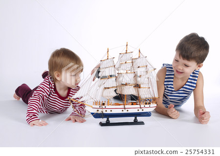 boy and girl playing with ship 25754331