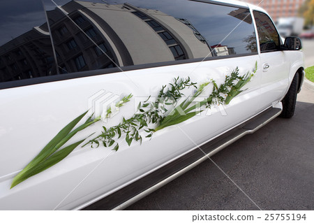 Luxury wedding car decorated with flowers 25755194