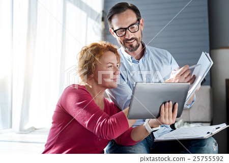 Woman using tablet with her husband 25755592
