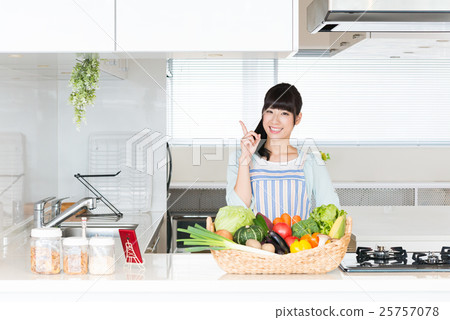 Young women, vegetables in the kitchen 25757078