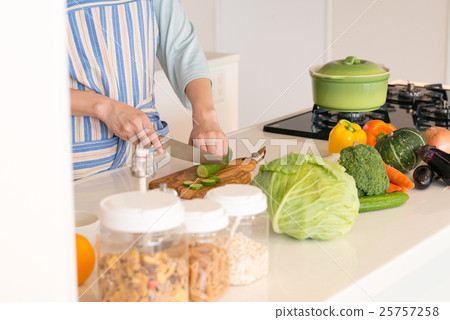 年輕的女士，烹飪 25757258