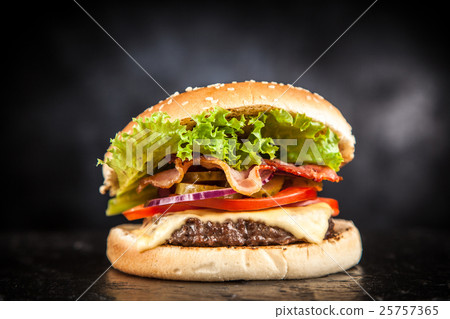 Delicious grilled burger 25757365