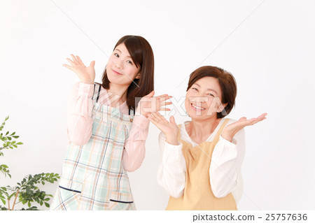 Energetic women 25757636