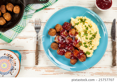 Meatballs and mashed potatoes 25757707