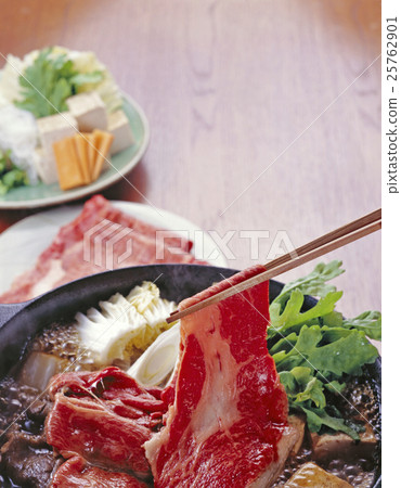 壽喜燒使用精美的和牛牛肉 壽喜燒使用精美的和牛牛肉 25762901