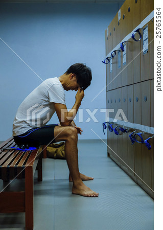 男子在更衣室裡 25765564