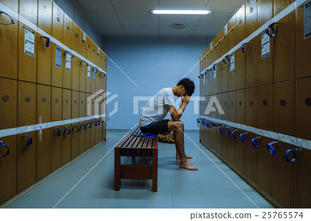 男子在更衣室裡 25765574